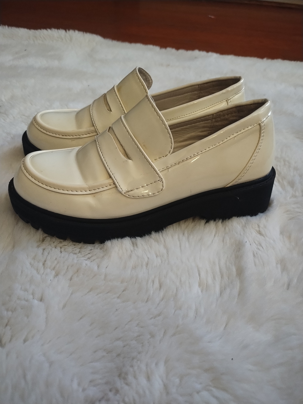 Link Cream Patent Kids Moccasin Loafers with Black Sole